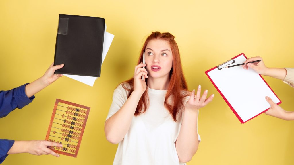 Professionista concentrato in una sessione di deep work, tecnica fondamentale del time management per la produttività.